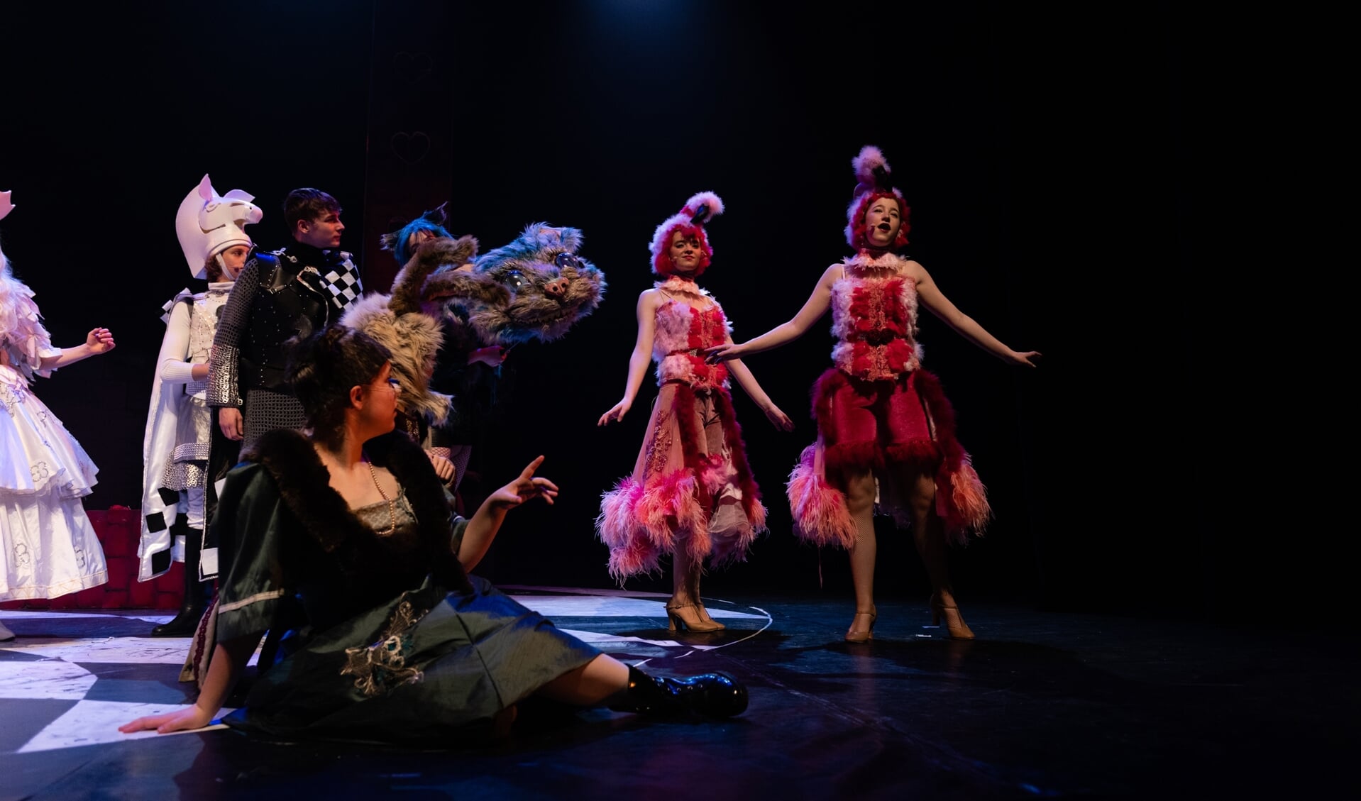 Amber (de linker-flamingo) in de musical. (foto: Marije Slingerland)