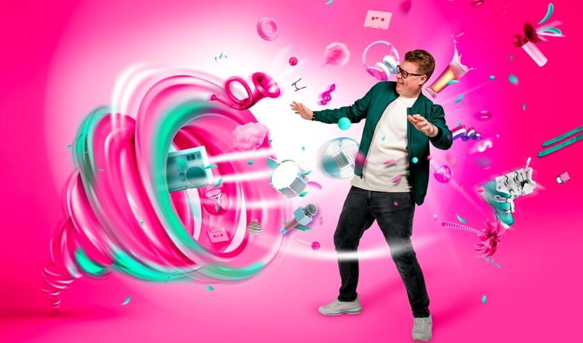 <p>DJ Hitmaestro treedt op in de tent.</p>