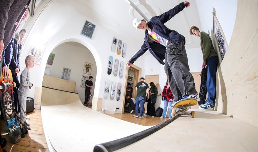 Voor Out Of Step wordt in samenwerking met het Bossche indoor skatepark World Skate Center een miniramp in galerie Ruby Soho gebouwd.  