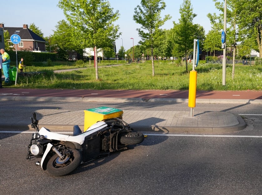 <p>Pizzabezorger gewond bij ongeval in Berghem. (Foto: Gabor Heeres, Foto Mallo)</p>