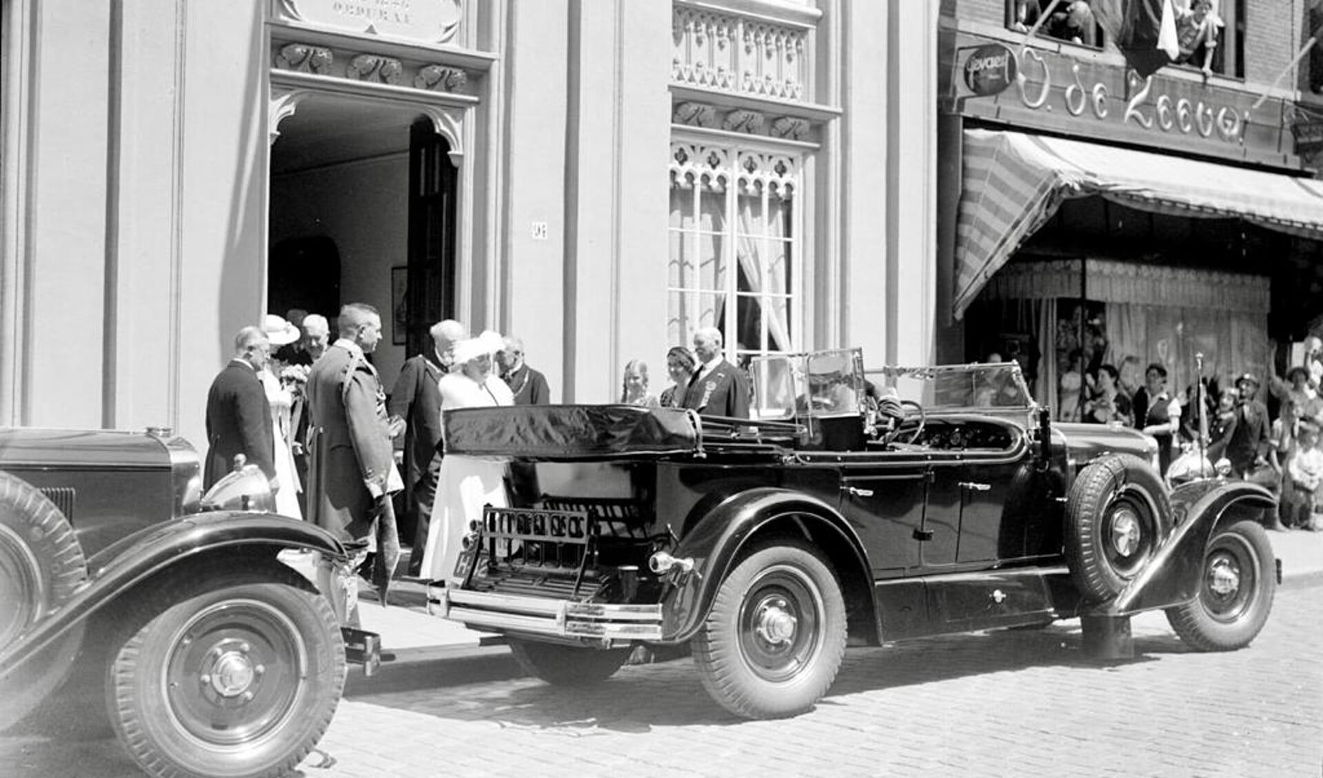 Bezoek van Koningin Wilhelmina en prinses Juliana op 17 juni 1936. De koningin en prinses bij het verlaten van het Zwanenbroedershuis.