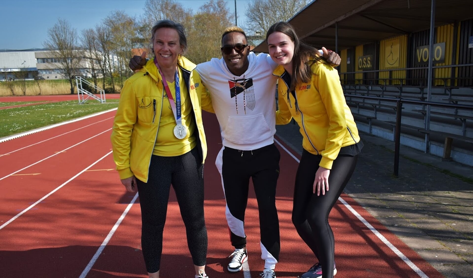 Jeugdtrainster Juliette en Ellemijn poseren met Liemarvin Bonevacia tijdens een clinic die zij onlangs voor de jeugd hebben georganiseerd.