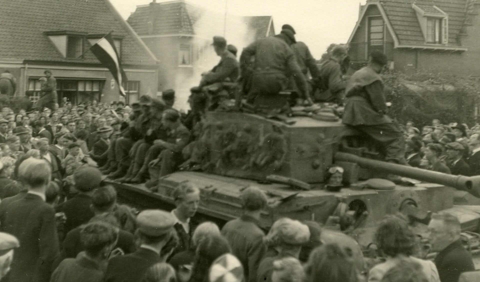 Drukte op het pleintje bij de Visserskerk in Oss tijdens de bevrijding op 19 september 1944. Op de twee tanks van de Britse legermacht zitten Duitse militairen die gevangengenomen zijn. Foto Leo van den Bergh, collectie Stadsarchief Oss.