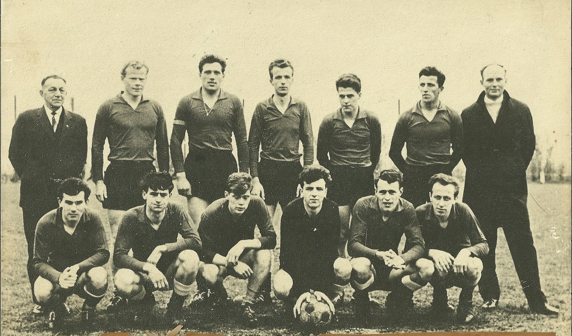 Het elftal van VCA dat in 1967 promoveerde van de derde naar de tweede klasse Maasbuurt.