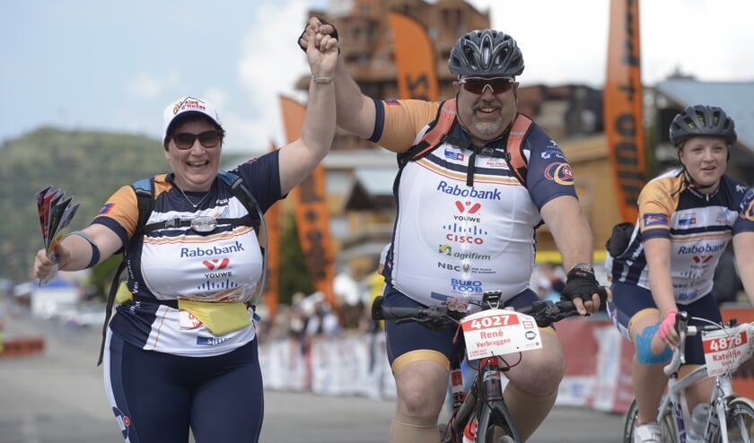 Gertruud Verbruggen links tijdens Alpe d'HuZes 2017. (Foto: Frank van Engelen)