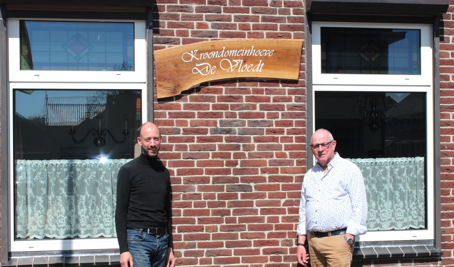 Rob van Maasakkers (links) is trots op de naam Kroondomeinhoeve De Vloedt, ook Toon Willems vindt het prachtig. (Foto Rudolf van Gemert)  