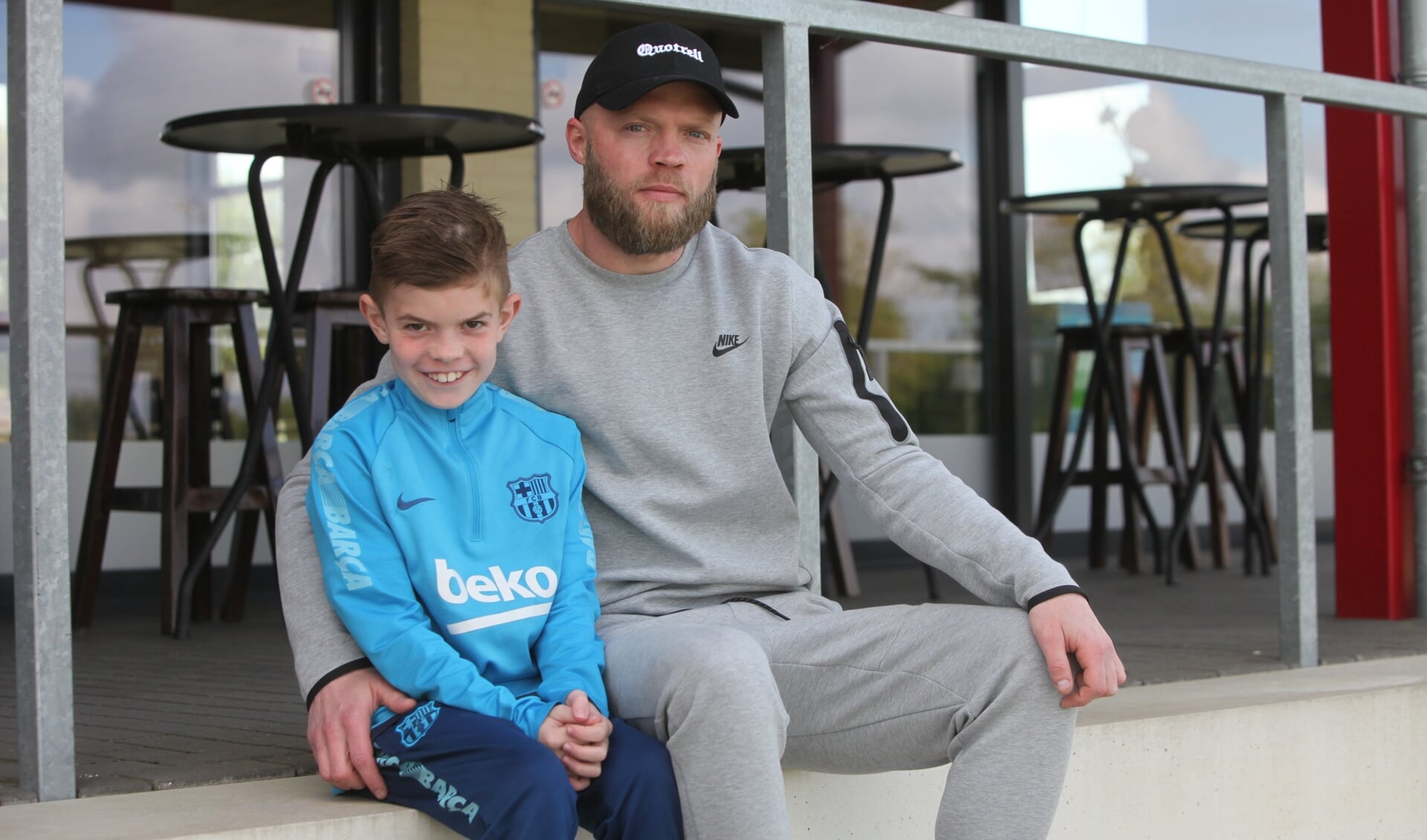 Robbie van Raaij en zijn zoontje Levy op het sportpark van Vianen Vooruit.
