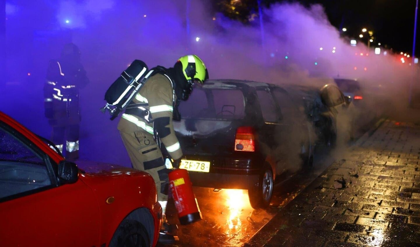 Vannacht zijn twee auto's die geparkeerd stonden aan de Vughterweg in Den Bosch in vlammen op gegaan.