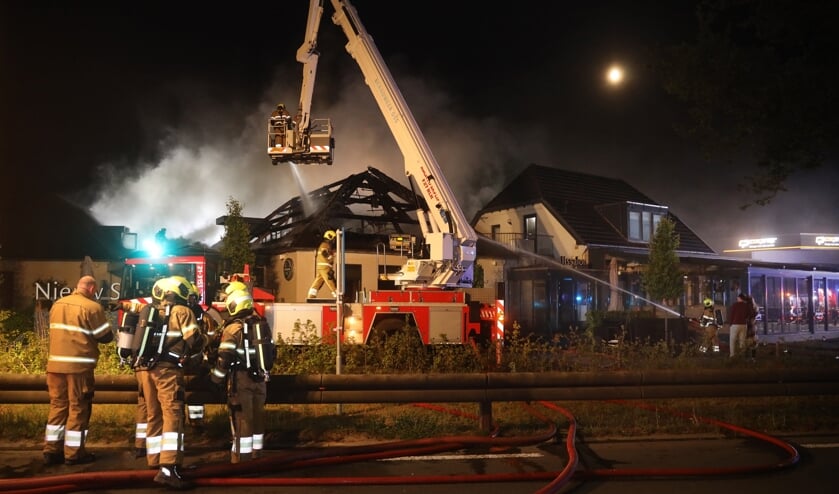 Uitslaande brand verwoest restaurant Nieuw Schaijk. (Foto: Marco van den Broek, Foto Mallo)  