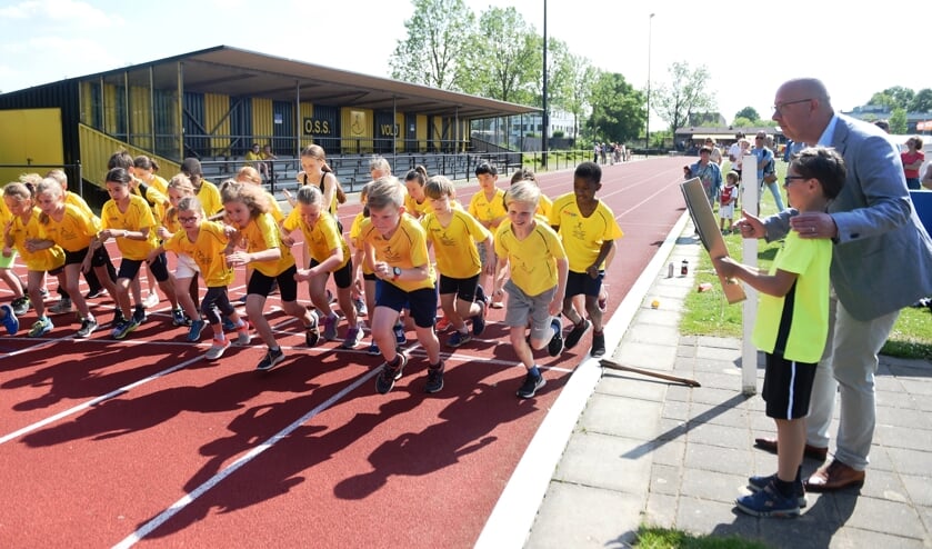 <p> Burgemeester Jack Mikkers en kinderburgemeester Noah Verwaal verzorgen het startschot.</p>