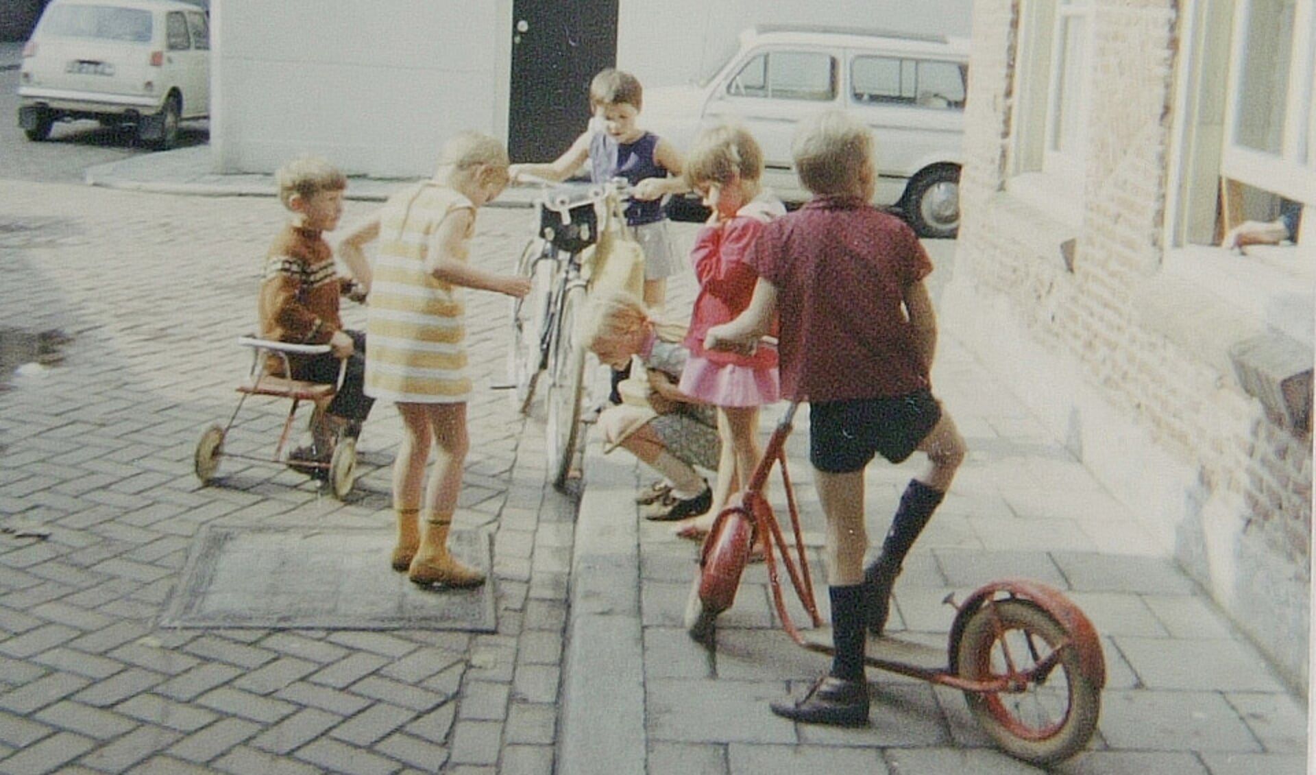 Foto uit 1970 van spelende kinderen in het Kruisbroedersstraatje in Den Bosch. Collectie: Erfgoed ’s-Hertogenbosch. 