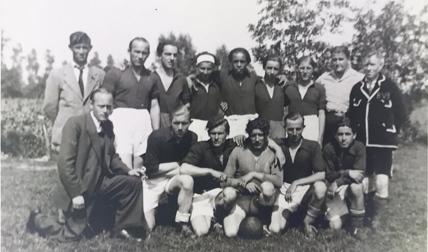 Een teamfoto van VOW Heren 1 uit 1948.  