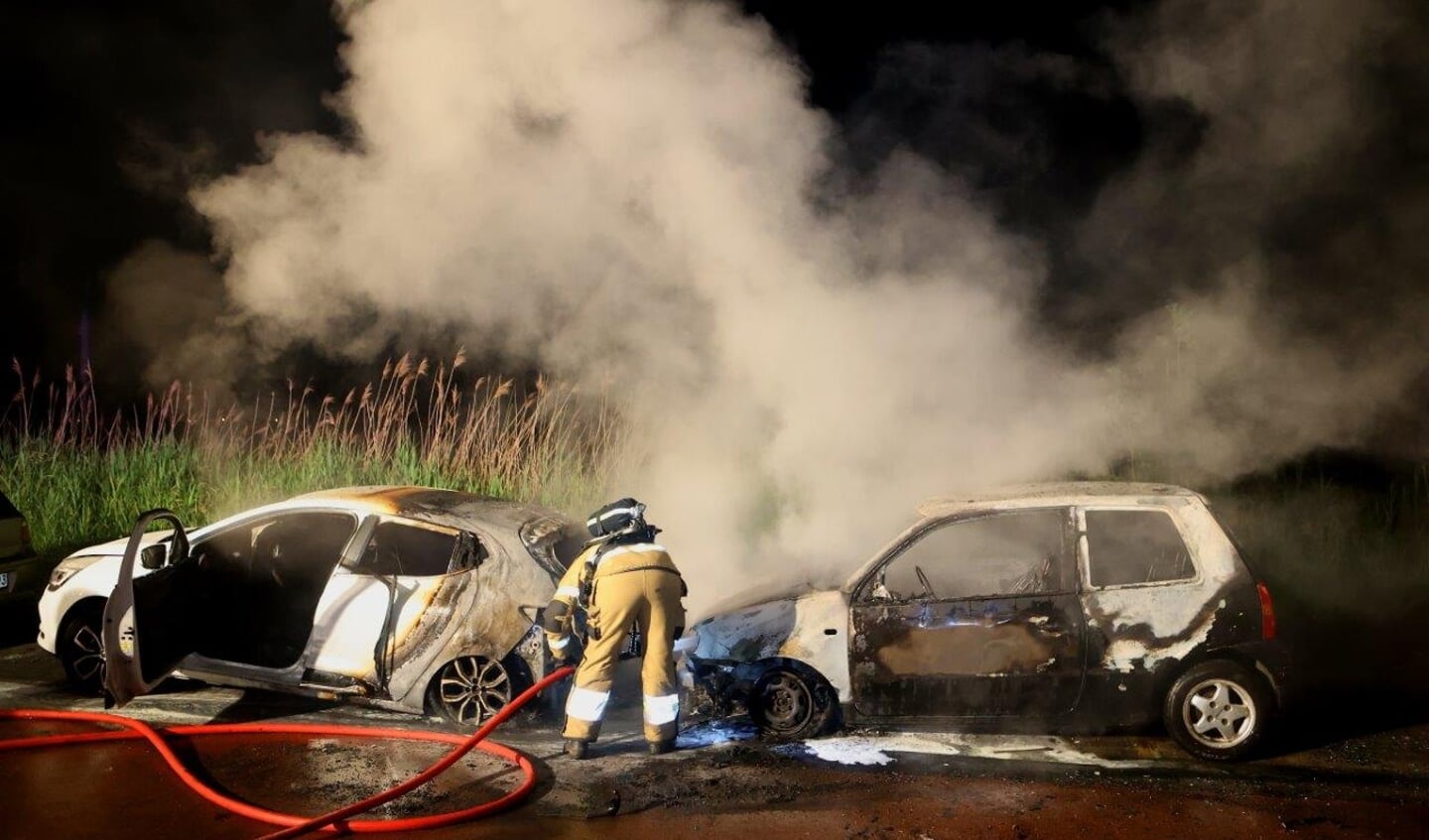 Vannacht zijn twee auto's die geparkeerd stonden aan de Vughterweg in Den Bosch in vlammen op gegaan.