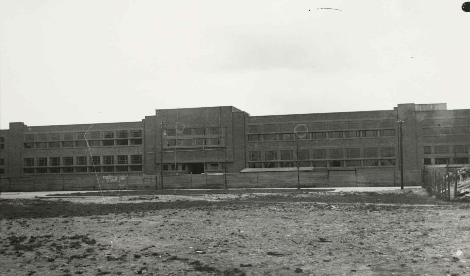 Koninklijke School voor Kunst, Techniek en Ambacht aan het Duhamelplein (nu Kapelaan Koopmansplein) in Den Bosch op 4 mei 1927.