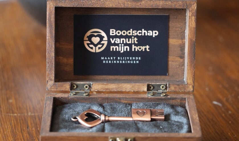 <p>De video met het verhaal wordt als een cadeautje verpakt.</p>