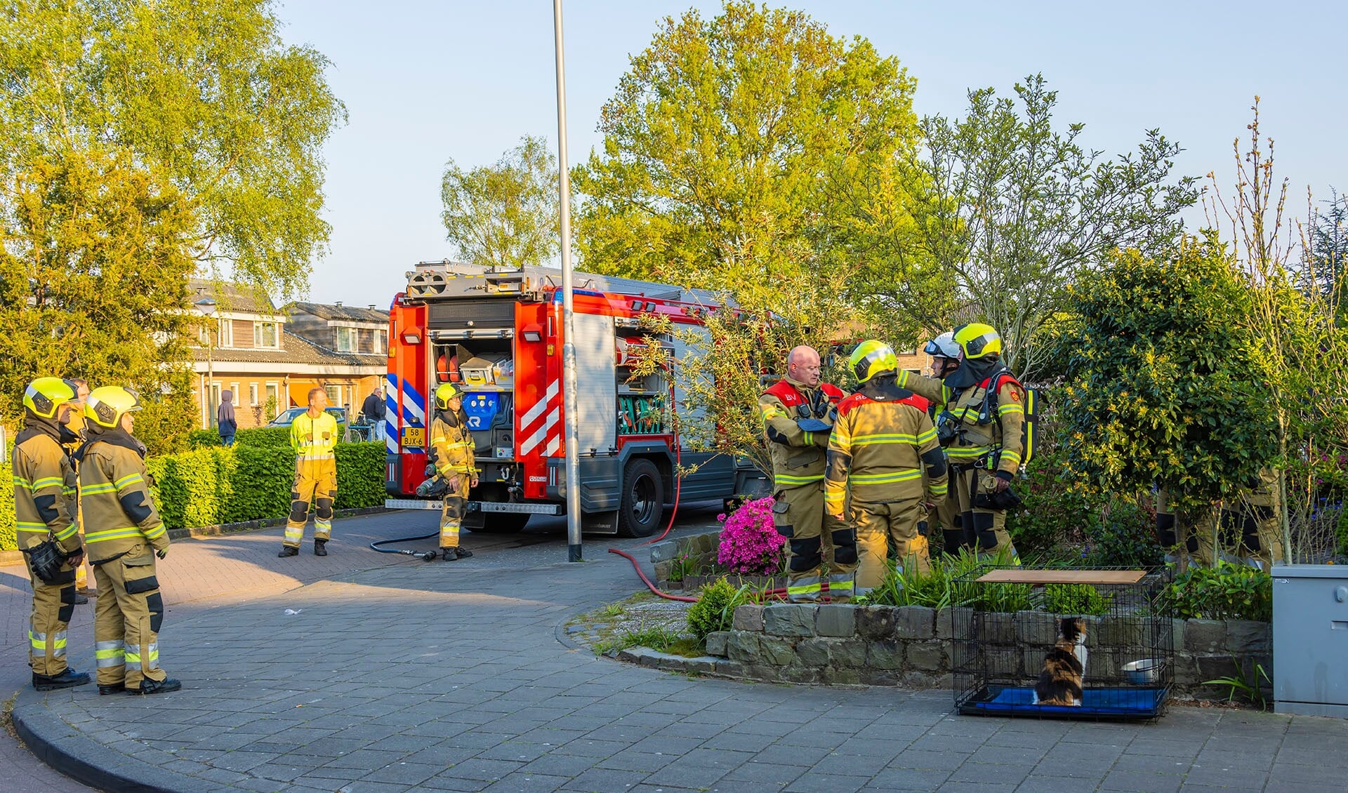Brandweer naar brandje in woning Iepenstraat. (Foto: Charles Mallo, Foto Mallo)