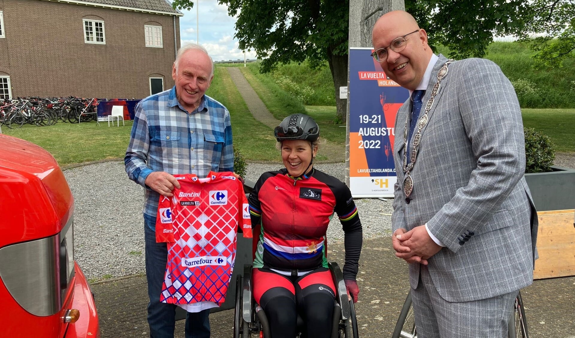 De laatste Nederlandse winnaar van de Vuelta Joop Zoetemelk, handbikester Laura de Vaan uit Den Bosch en burgemeester Jack Mikkers tonen de unieke rode trui die gedragen gaat worden door de leider in de Vuelta.