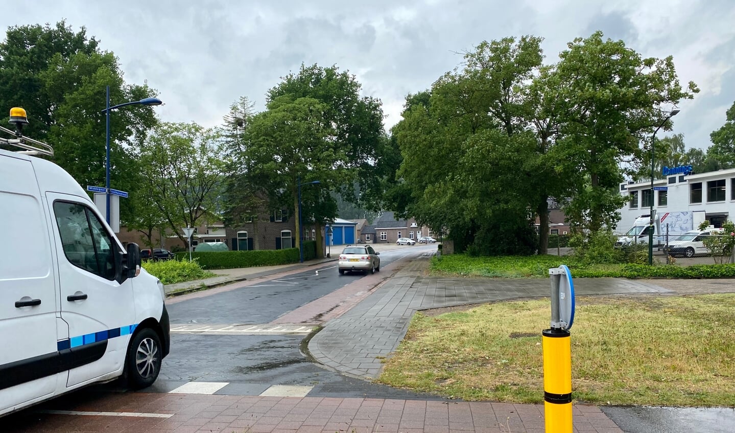 Vanaf deze gevaarlijke kruising begint Middegaal. De weg loopt door tot over de brug richting Heeswijk-Dinther.