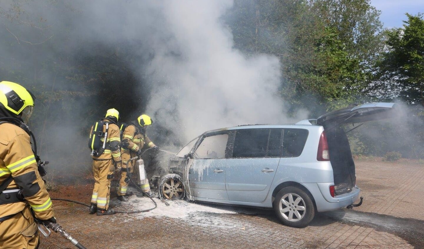 Vanochtend rond 10.50 uur heeft een auto die geparkeerd stond bij de Kikvosch in Vught vlam gevat terwijl de eigenaresse haar hond aan het uitlaten was.