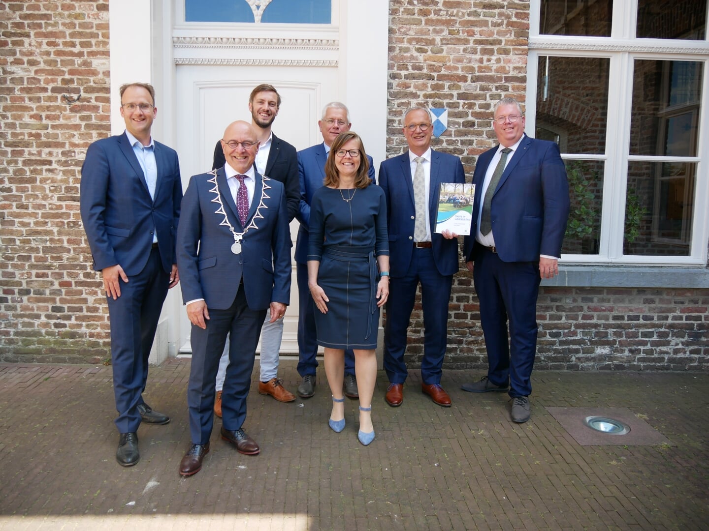 Menno Roozendaal, Kees van Rooij, Rik Compagne, Jan van Burgsteden, Marijke Wilms (gemeentesecretaris), Jan Goijaarts en Johan van Gerwen.
