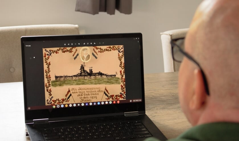 Max Westelaken bekijkt een foto van een schilderij op linnen dat zijn oom Frans Meesters liet maken toen hij naar Nederlands-Indië ging. Westelaken wil dat zijn oom op de erelijst Bossche oorlogsslachtoffers komt.