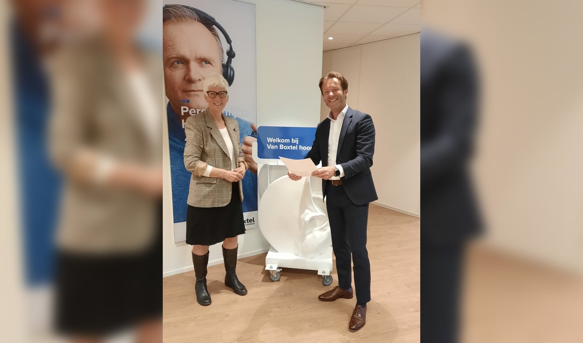 Paul Vondenhoff neemt namens alle medewerkers van Van Boxtel hoorwinkels het certificaat Samen dementievriendelijk in ontvangst  