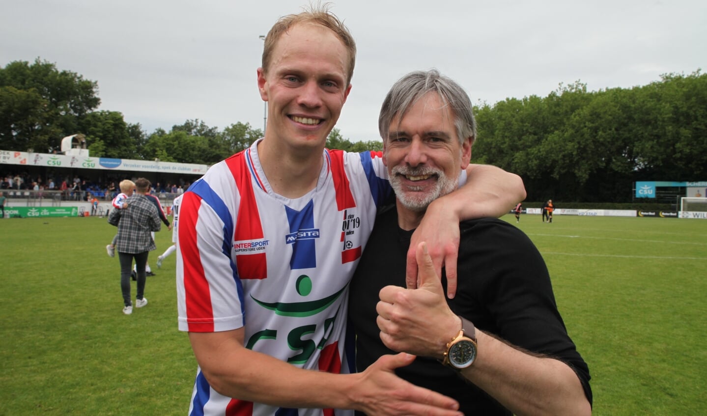 Jeroen van Schoonhoven en trainer Lodewijk de Kruif vieren de promotie.