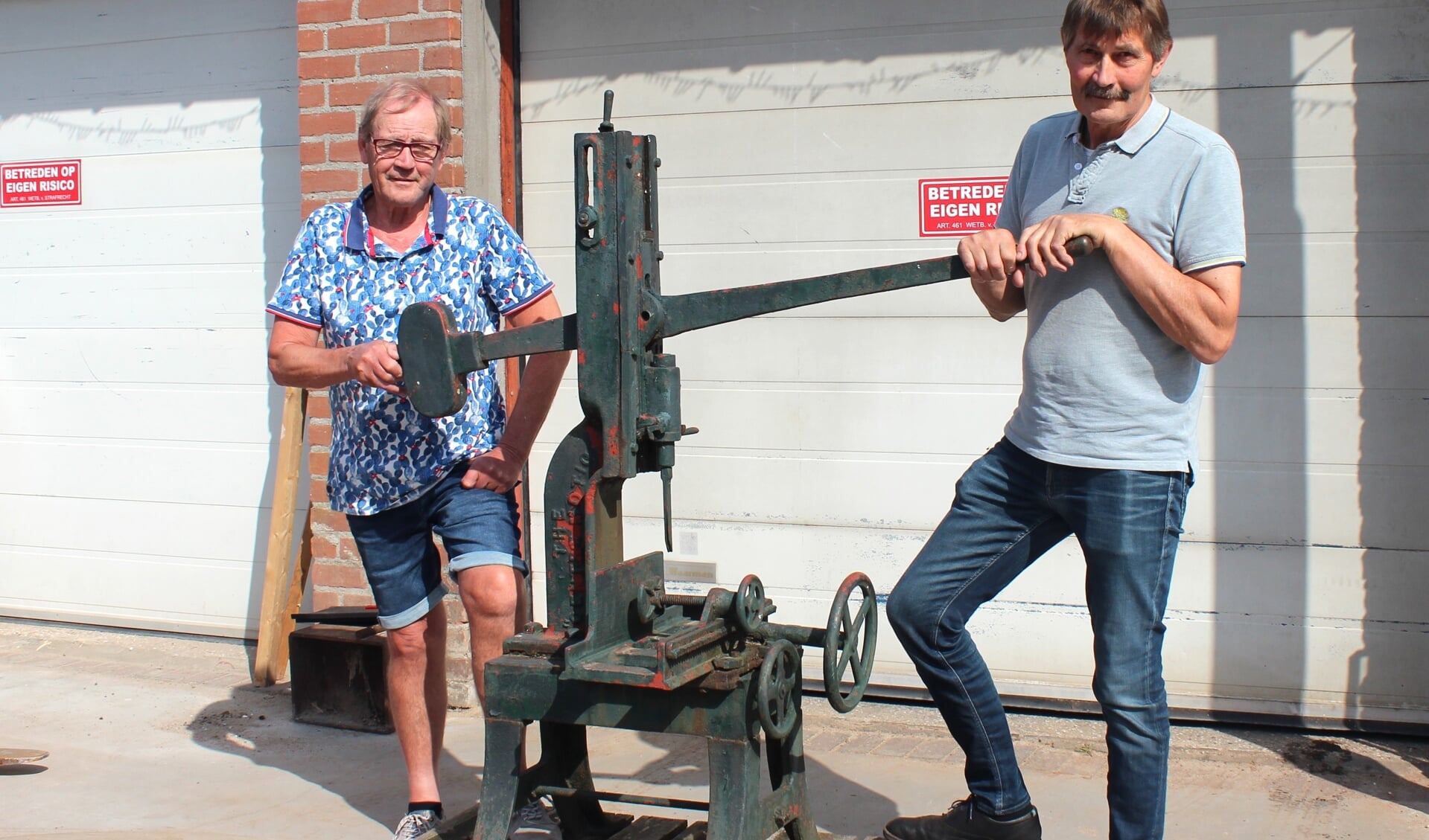 Willy en Gerard zijn trots op hun niet elektrische gatensteekmachine uit 1709. (Foto: Rudolf van Gemert)
