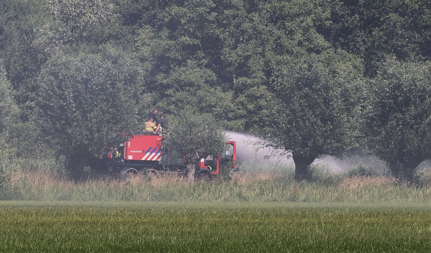 Brandweer blust brand aan de Meerdijk. (Charles Mallo, Foto Mallo)