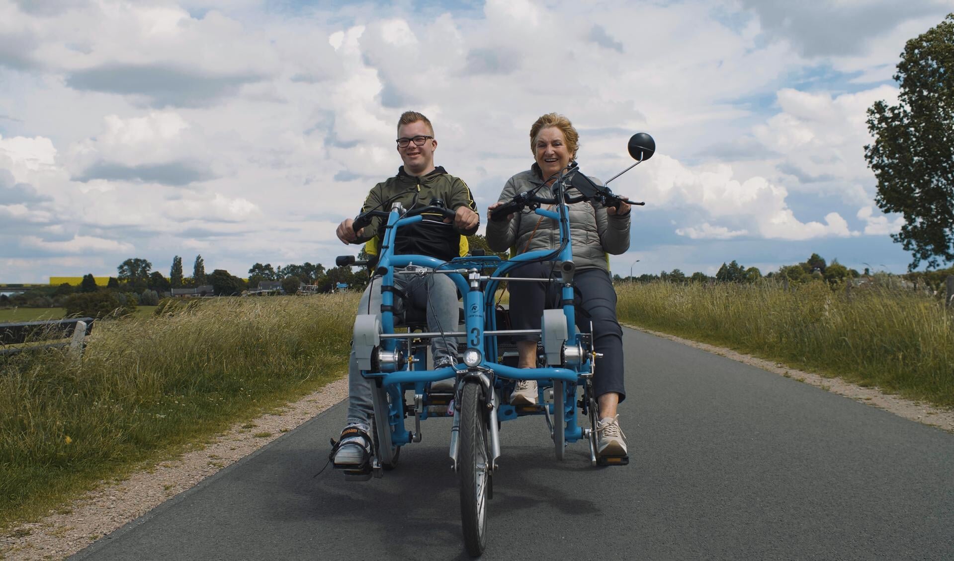 Luuk is geboren met het Syndroom van Down en samen met zijn oma Clasien fietst hij regelmatig op een duofiets van Fietsmaatjes Den Bosch. Clasien is ook coördinator Maaspoort bij Fietsmaatjes Den Bosch.