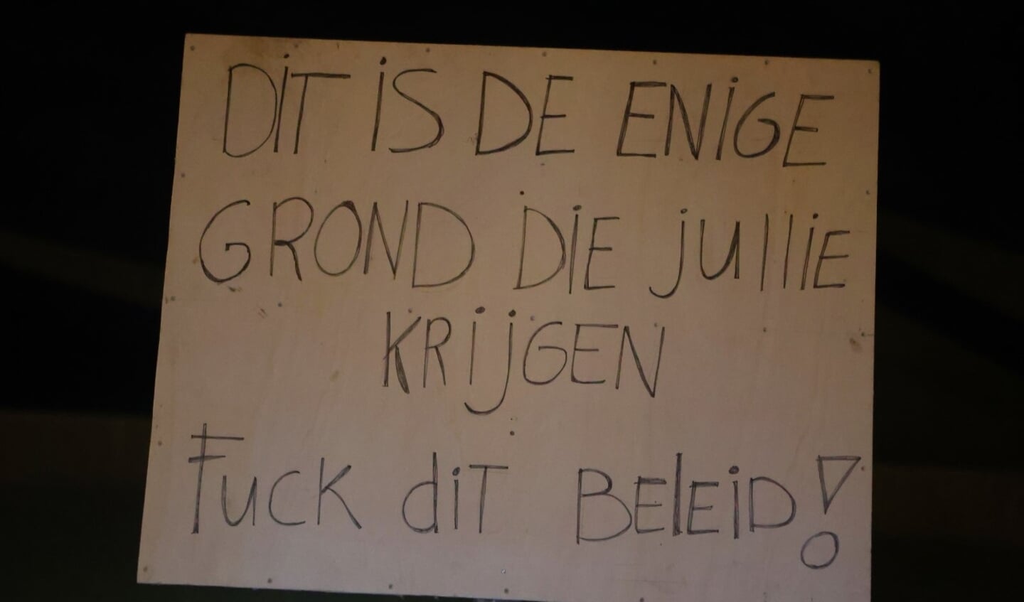 Protesterende boeren hebben dinsdagavond een berg zand gestort voor de deur van het provinciehuis in Den Bosch.