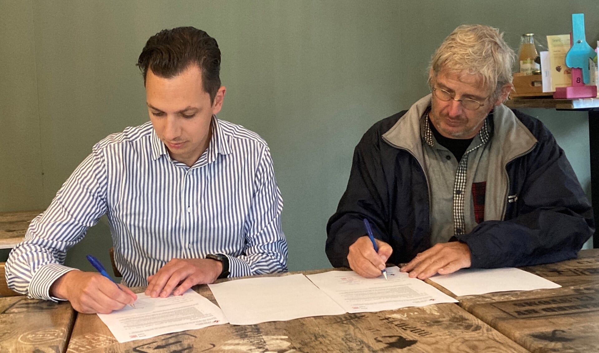 Peter van Dijk, lid dagelijks bestuur waterschap Aa en Maas, en wethouder David Sölez ondertekenden op 8 juni een uitvoeringsovereenkomst voor het project. 