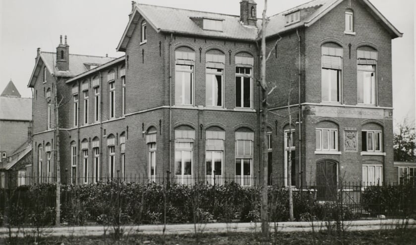 De Rijks Hoogere Burgerschool aan de Hekellaan in 1908.  