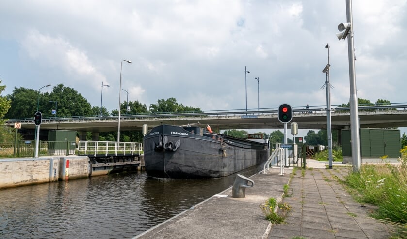 Sluis 4 in de Zuid-Willemsvaart en de Maxwell Taylorbrug bij Veghel.  