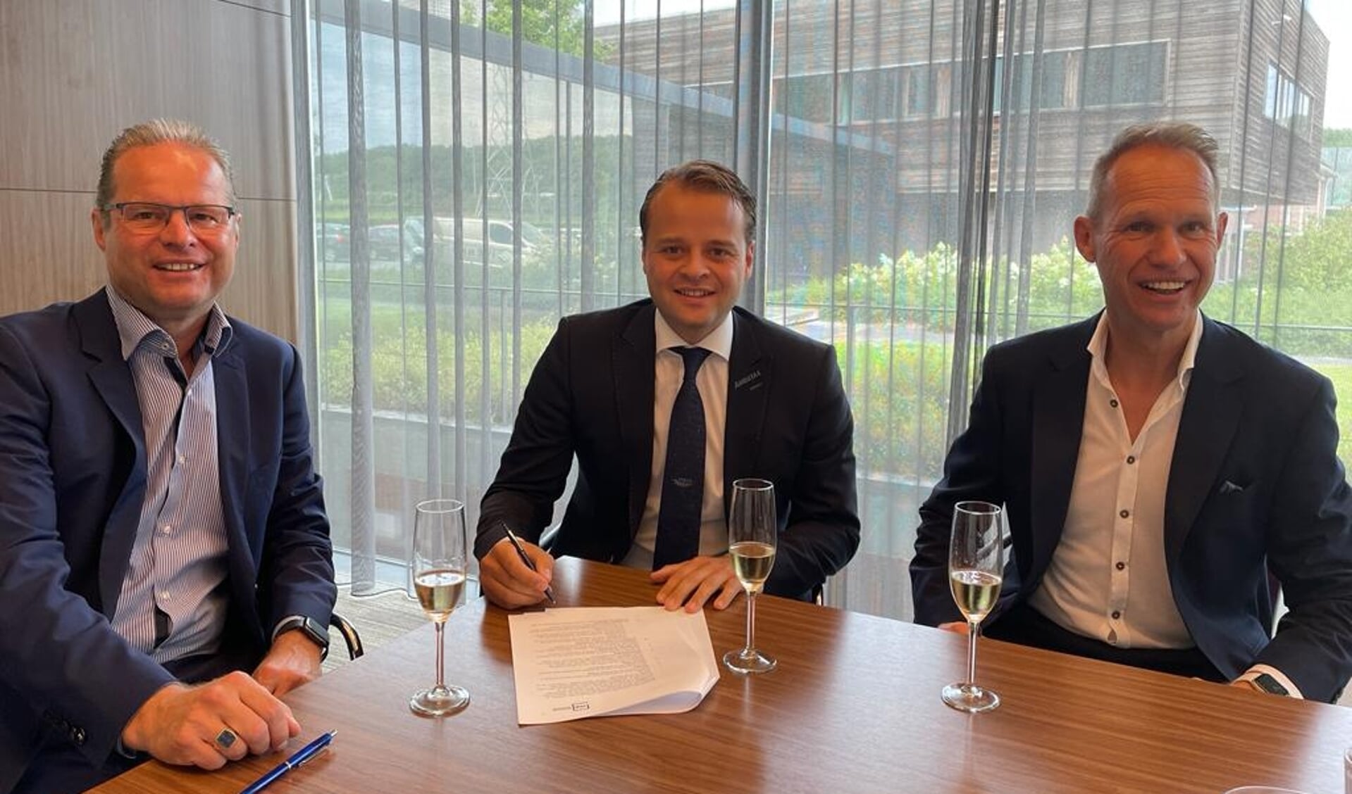 Geert-Jan Willems, Sjors van de Veerdonk en Rob Willems tijdens de ondertekening van de overeenkomst.
