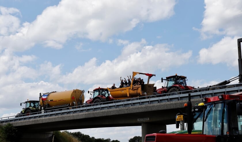Boeren stonden dinsdag op een viaduct over de A73 te juichen naar toeterende automobilisten. (Foto: SK-Media.)  