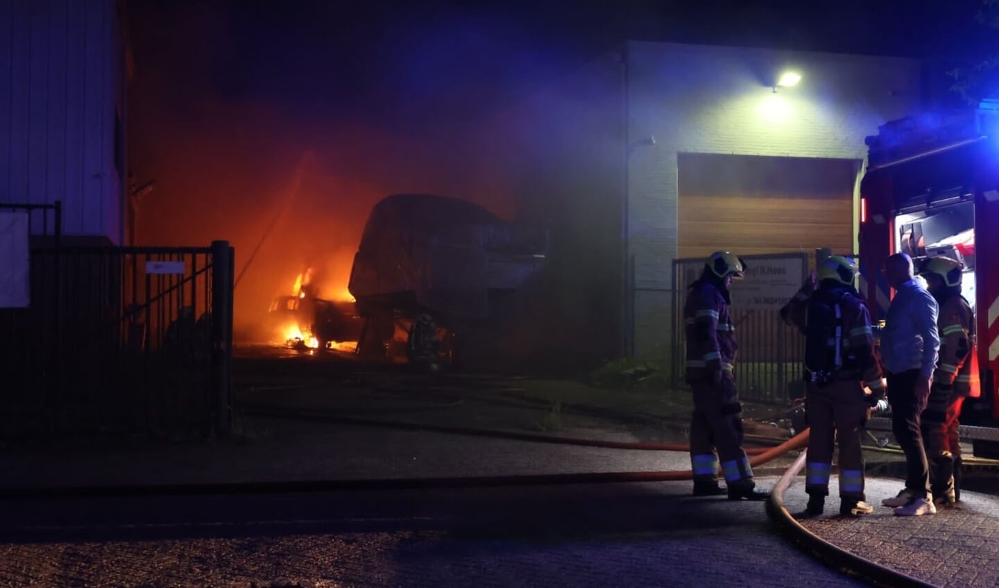 Bij de brand bij een bedrijf aan de Friezenstraat in Rosmalen gingen een camper en een personenauto in vlammen op.