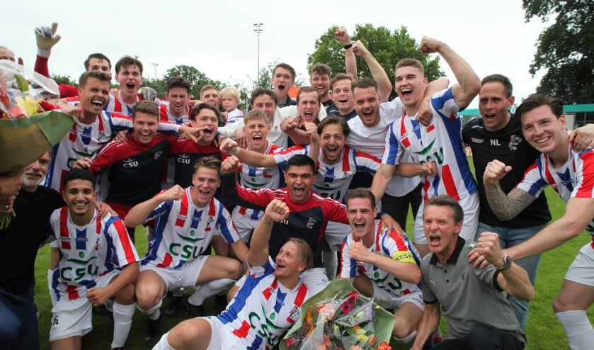 Vreugde bij UDI'19 na het behalen van de promotie.