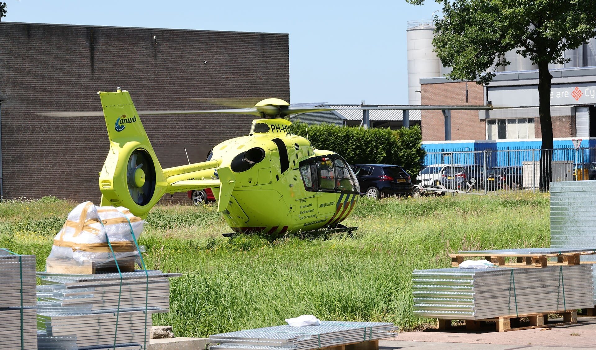 Traumahelikopter bij bedrijf aan de Reggestraat. (Foto: Charles Mallo, Foto Mallo)