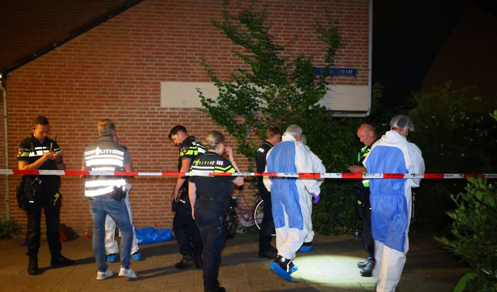 In een woning aan de Wethouder Noppenlaan in Rosmalen heeft de politie woensdagavond een dode vrouw aangetroffen.