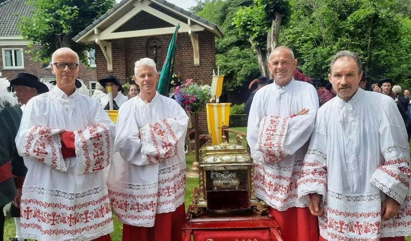 Het Reliek werd gedragen door Hans Jansen, Willy Jansen, Oswald Geurts en Bas Delhij.