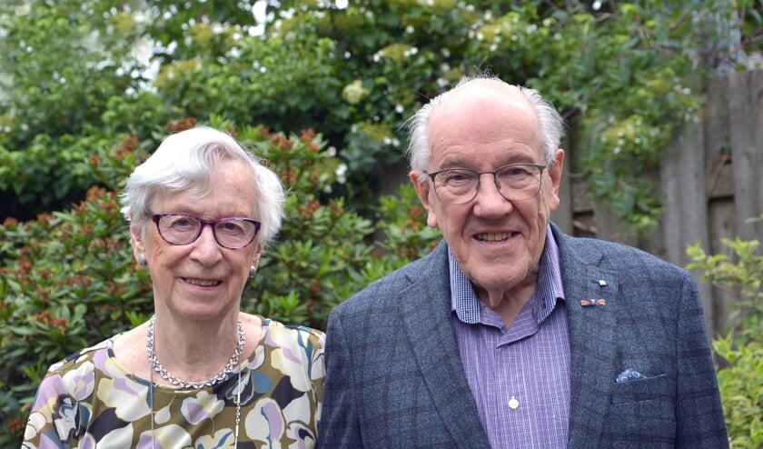Het echtpaar viert hun mijlpaal in familiekring. (foto: Henk Lunenburg)