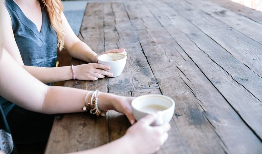 Voor een persoon die graag even contact heeft met iemand kan samen met de aanwezigheidshulp een kop koffie drinken al veel betekenen.   