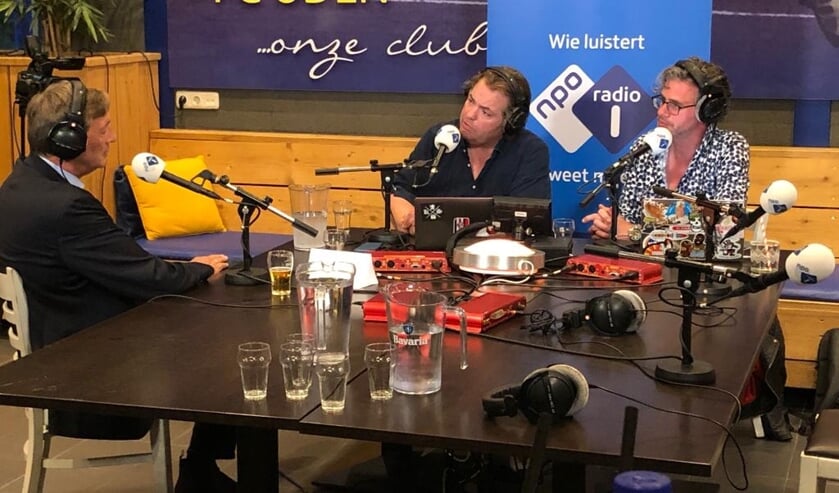 Pauk Rüpp in gesprek met Frank Evenblij en Erik Dijkstra in de FC Uden-kantine.  