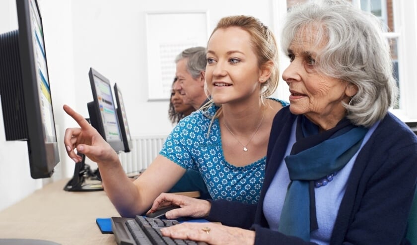 De SWOGB biedt, naast lessen, ook hulp bij computer/tablet/telefoon of TV problemen.