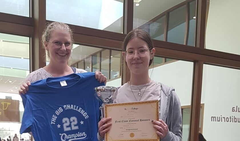 <p>Sophie en de trotse docent van het Merletcollege, Wap Broes</p>
