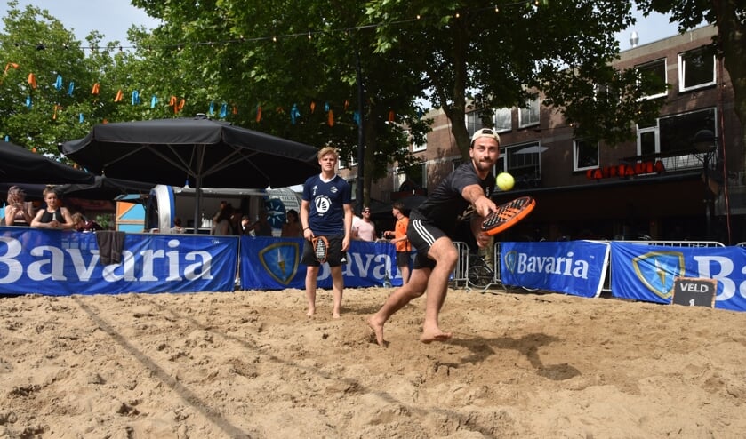 Jasper van Goor doet een uiterste poging om de bal te spelen.