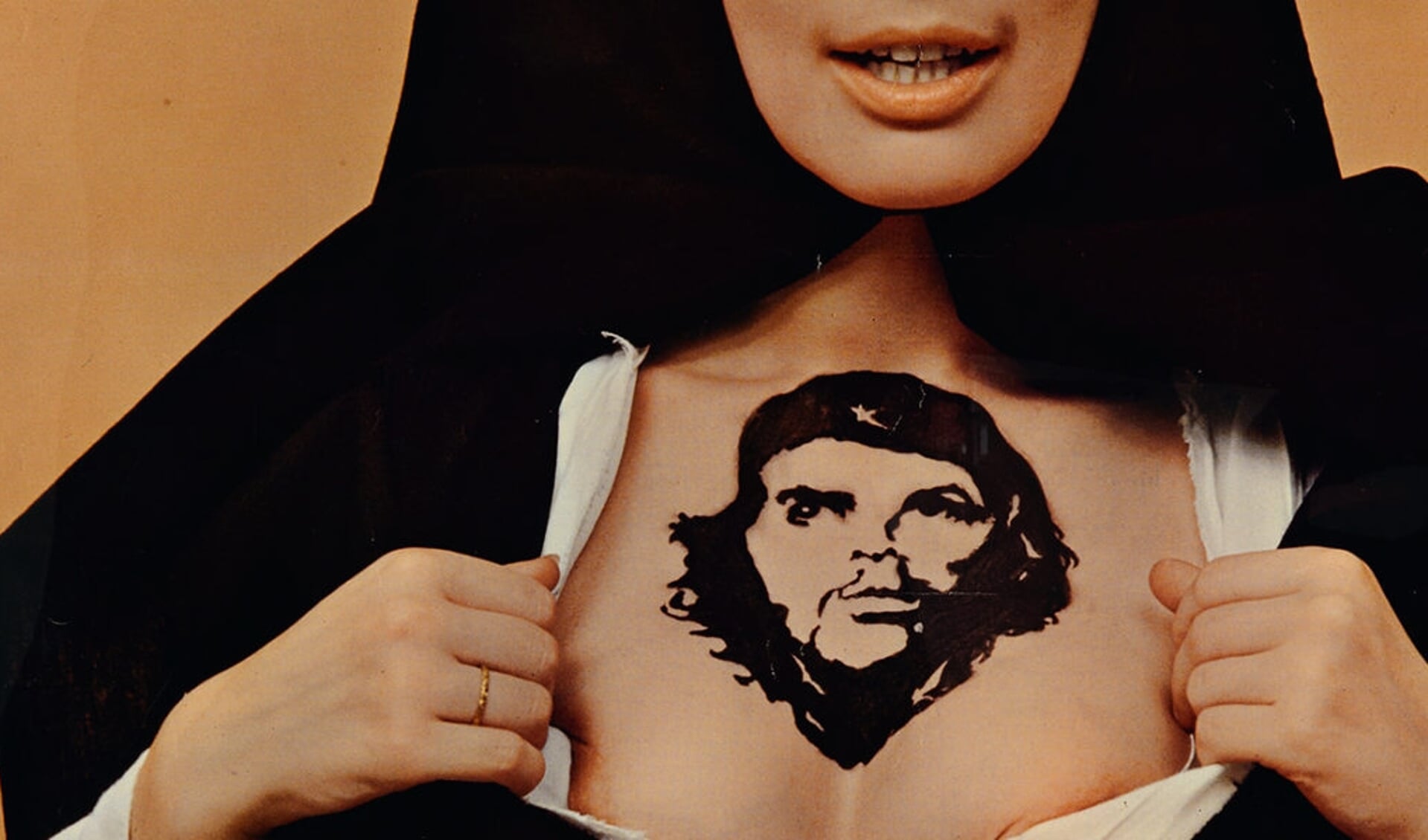De iconische poster 'Liberating the Church' uit 1969 van een non met een tatoeage van Che. Verkerke Reprodukties.