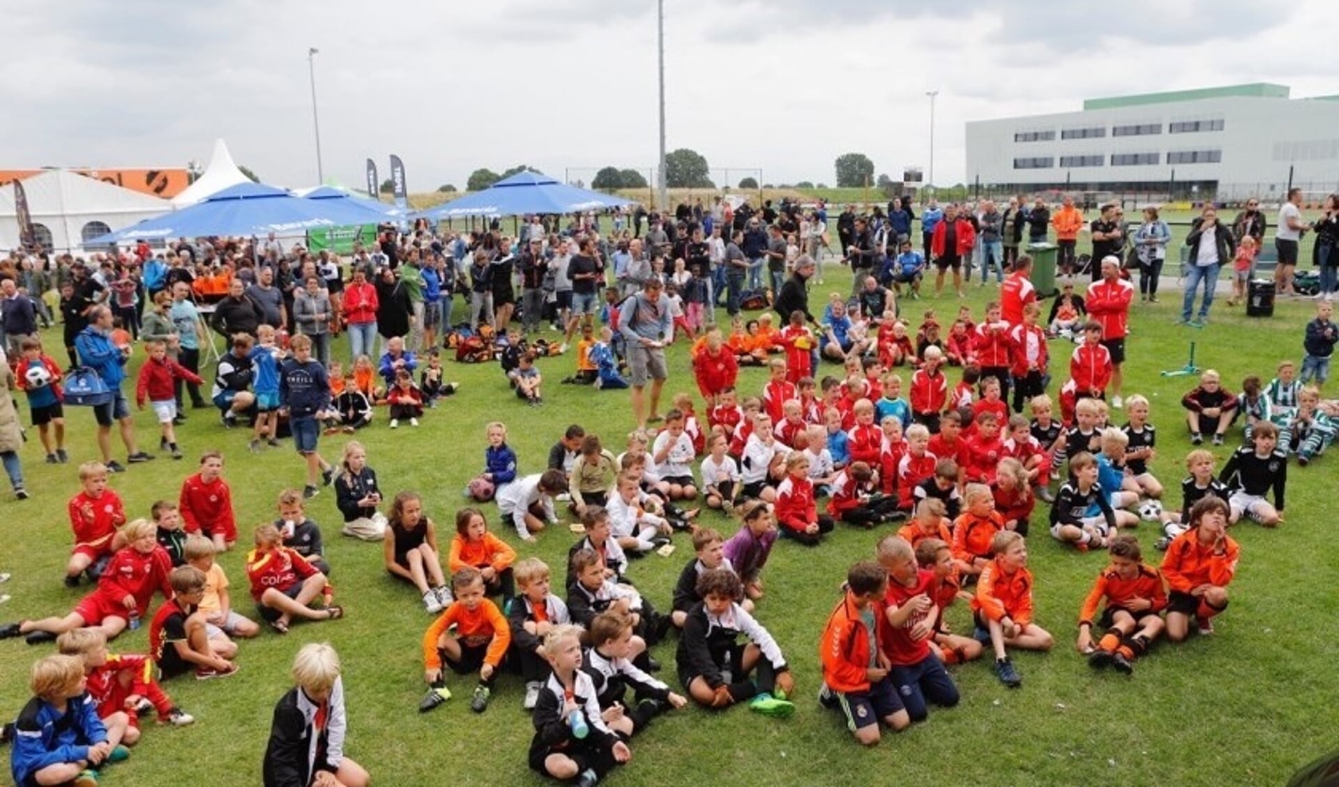 Ruim 60 jeugdteams doen mee aan het voetbaltoernooi. (Foto: Ten Haaf Fotografie) 