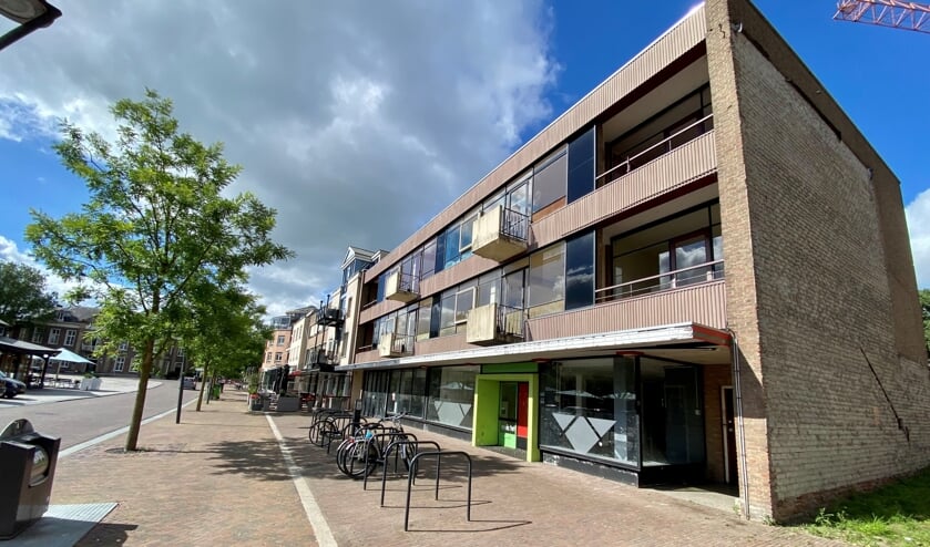 <p>De verpauperde bebouwing tussen Santorini en het appartementencomplex Aan de Markt is voor veel Veghelaren al jaren een doorn in het oog.</p>